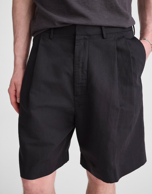 Double-Pleated Shorts in Meridian Linen Blend BLACK