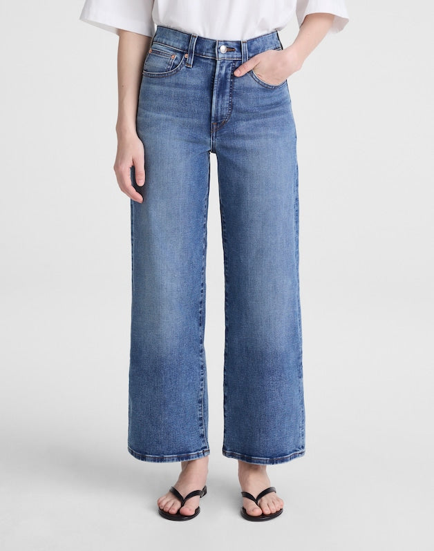 The Short Wide-Leg Crop Jean in Super Stretch Denim ONEIDA WASH