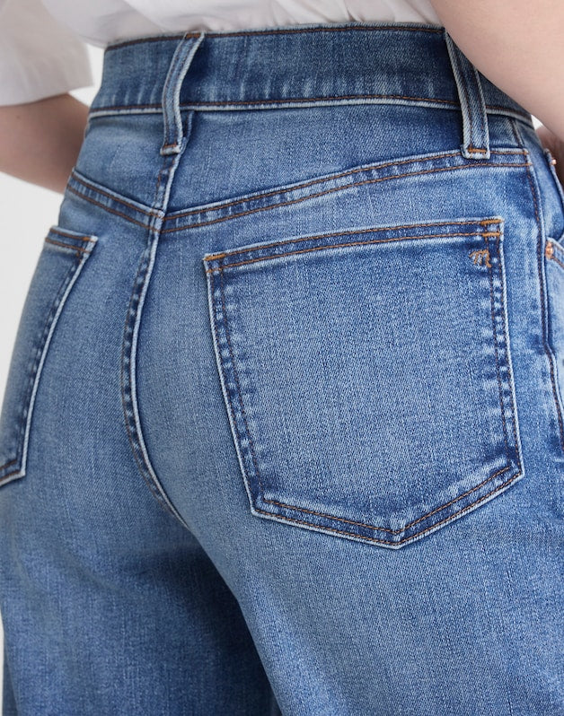The Short Wide-Leg Crop Jean in Super Stretch Denim ONEIDA WASH