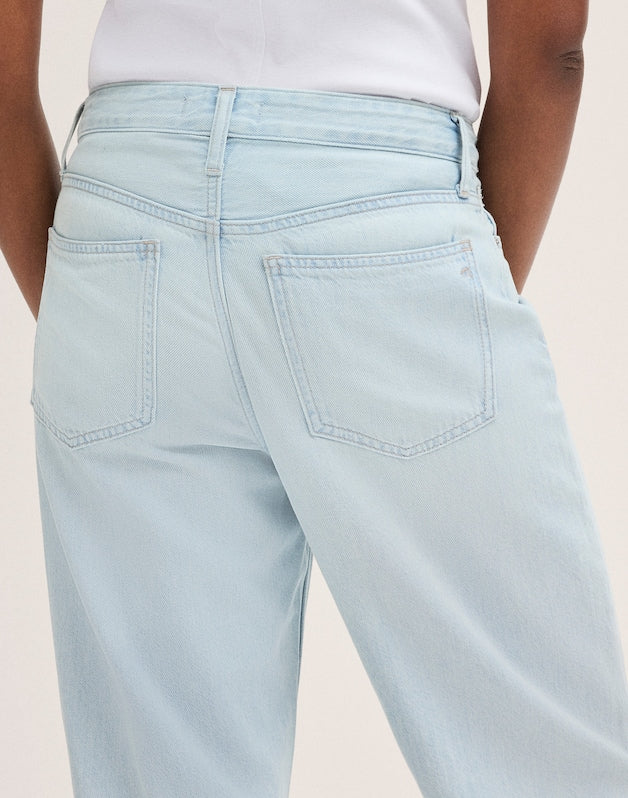 The Curvy Darted Barrel-Leg Jean in Airy Denim LAGUNA WASH