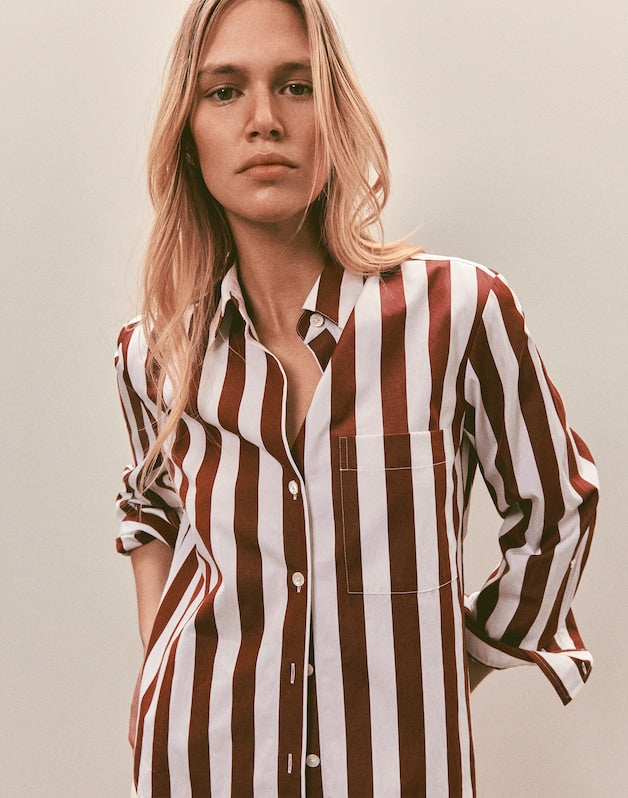 The Signature Y-Neck Shirt in Poplin DUSTY MERLOT