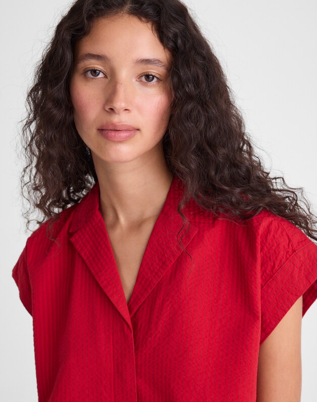 Notch-Collar Shirt in Seersucker RED CURRANT